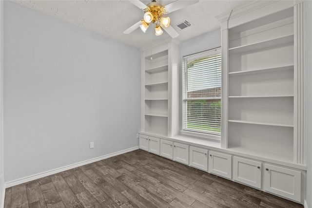 323 Colony Creek Drive, Dickinson, TX 77539