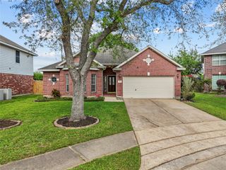 323 Colony Creek Drive, Dickinson, TX 77539