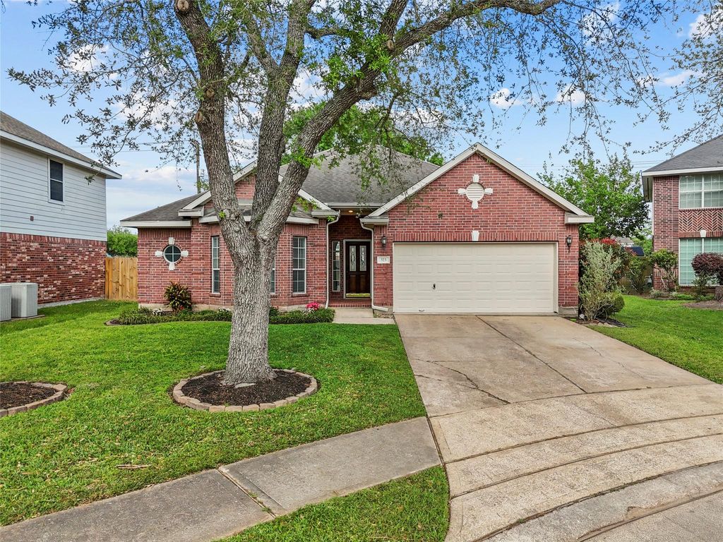 323 Colony Creek Drive, Dickinson, TX 77539