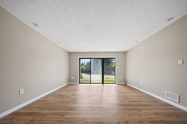 60 Taylor Dr, Franklin Twp., NJ 08823