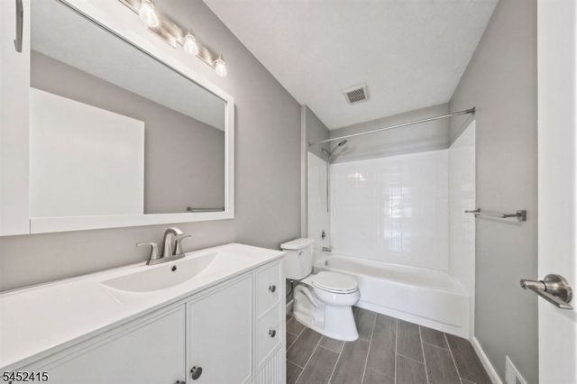 60 Taylor Dr, Franklin Twp., NJ 08823