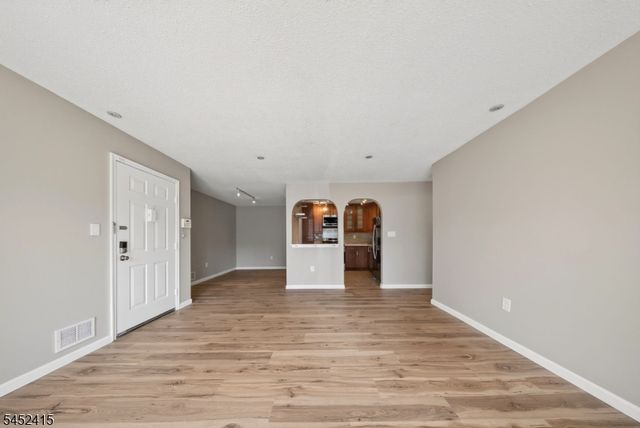 60 Taylor Dr, Franklin Twp., NJ 08823