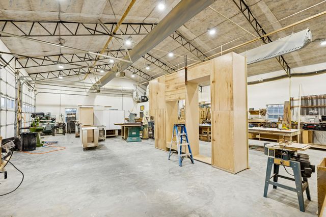 2157 Abiff Rd, Burns, TN 37029