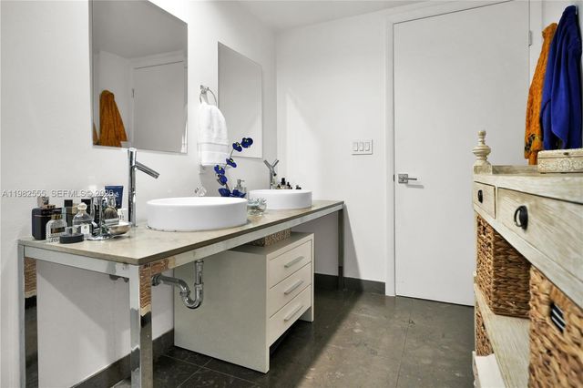 465 Brickell Ave 702, Miami, FL 33131