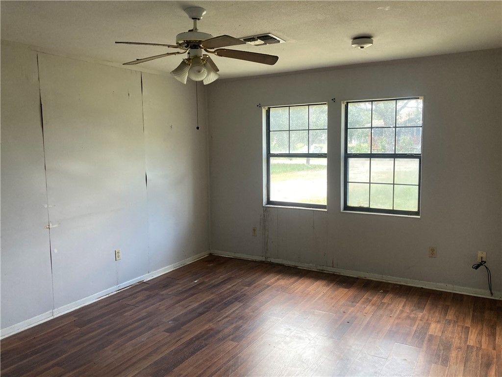 102 Rogers St, Woodsboro, TX 78393 — photo 4