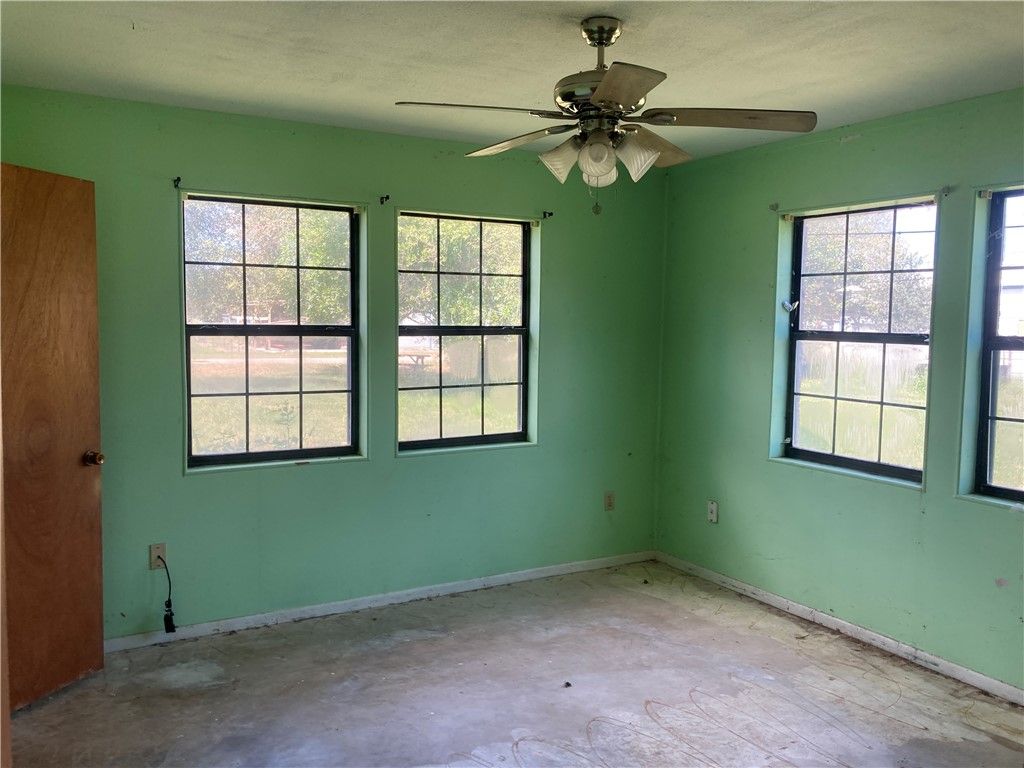 102 Rogers St, Woodsboro, TX 78393 — photo 5