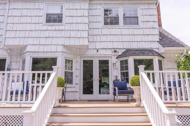 8 Robinhood Court, Nesconset, NY 11767