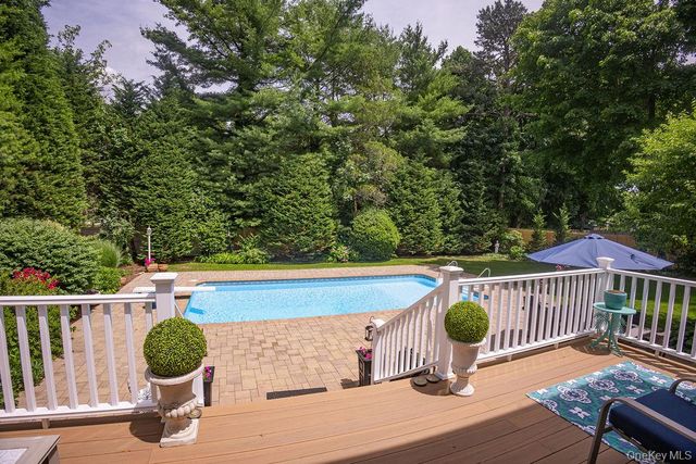 8 Robinhood Court, Nesconset, NY 11767