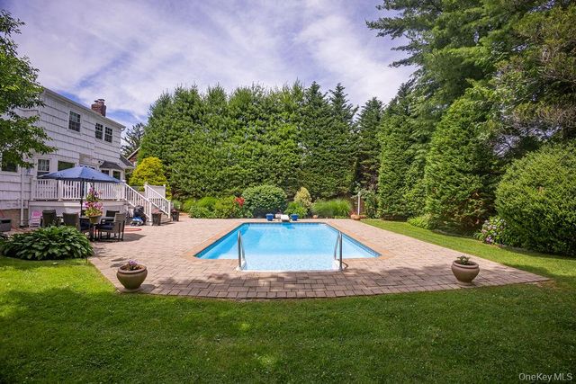 8 Robinhood Court, Nesconset, NY 11767