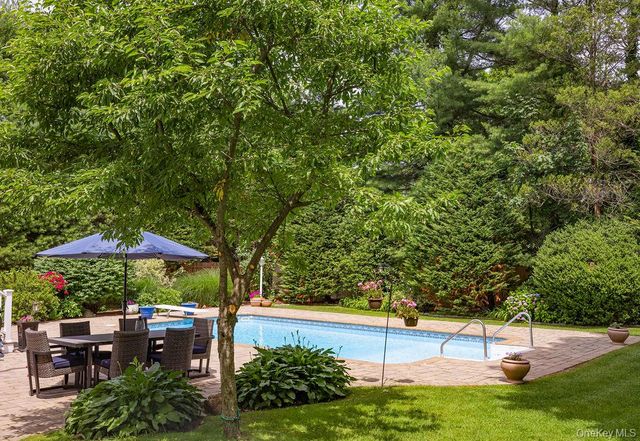 8 Robinhood Court, Nesconset, NY 11767