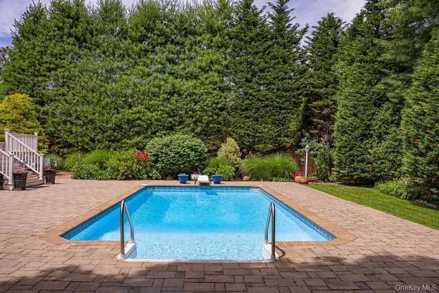 8 Robinhood Court, Nesconset, NY 11767