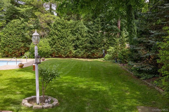 8 Robinhood Court, Nesconset, NY 11767