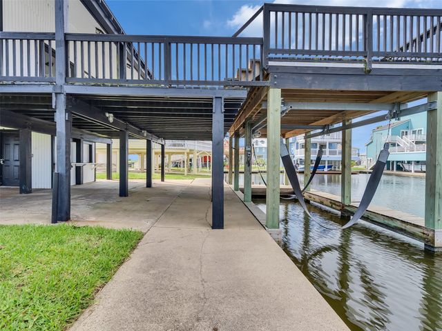 4907 Jolly Roger Road, Jamaica Beach, TX 77554