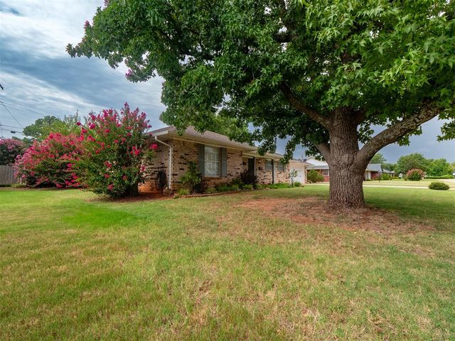 207 E Chicago Street, Shawnee, OK 74804