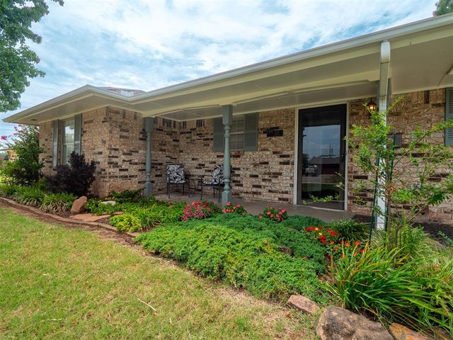 207 E Chicago Street, Shawnee, OK 74804