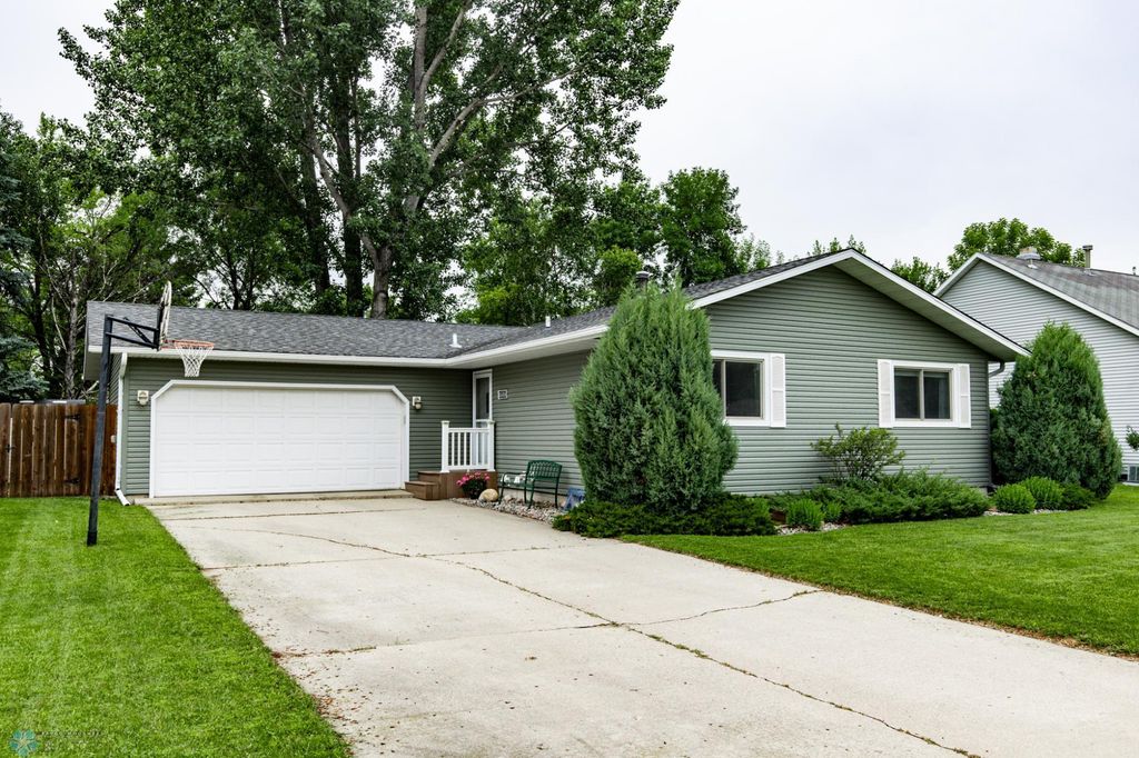 2606 Spruce Lane, Moorhead, MN 56560