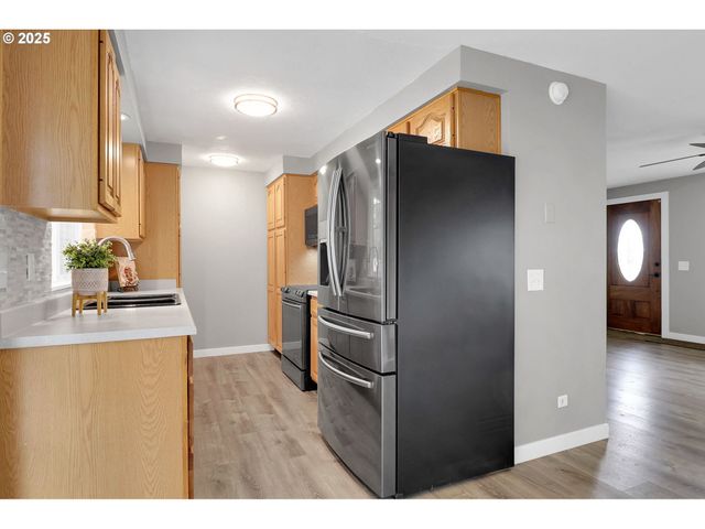 1097 LEIGH St, Eugene, OR 97401