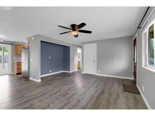 1097 LEIGH St, Eugene, OR 97401