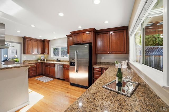 110 Silverbell Ct, Windsor, CA 95492