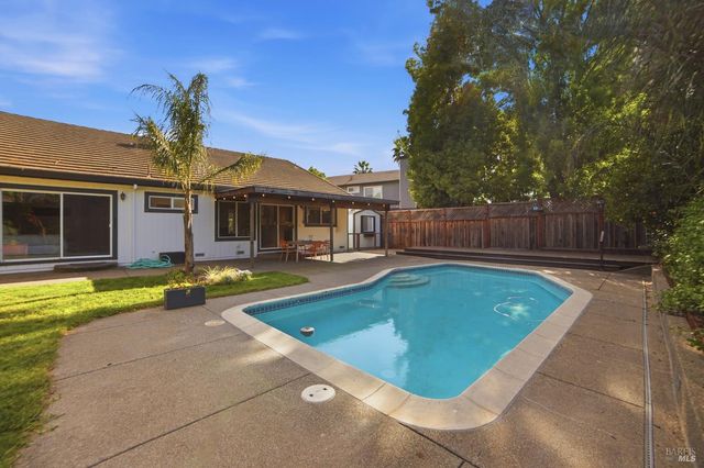 110 Silverbell Ct, Windsor, CA 95492