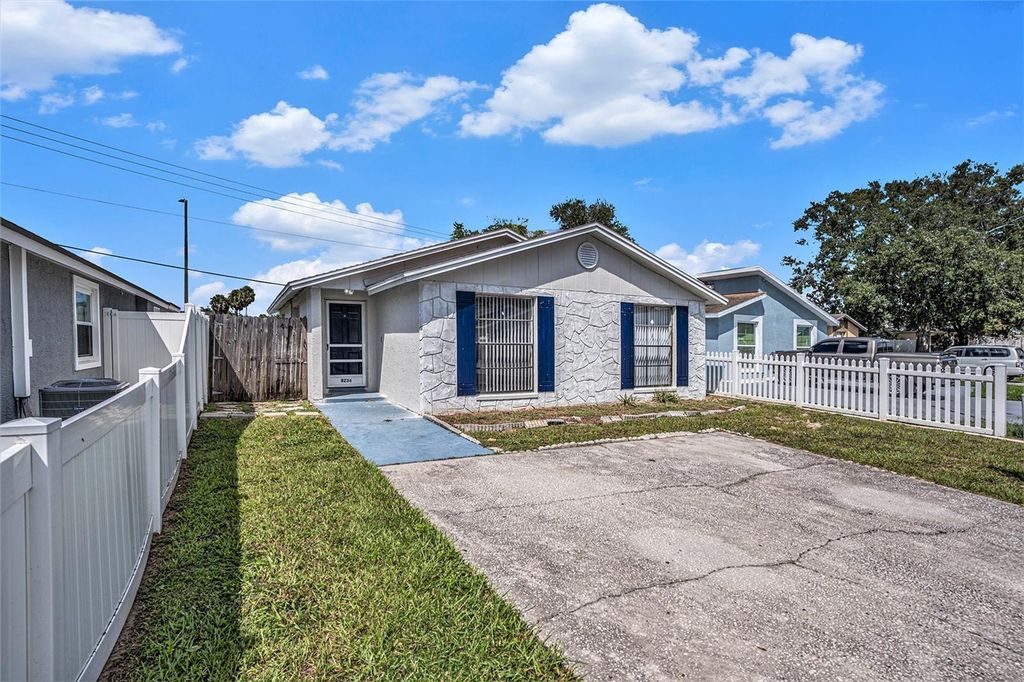Image 3 of property listing at 8234 RAVENCROFT DRIVE, Tampa, FL 33615
