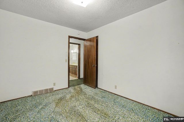 9518 Sherwood Circle, Bellevue, NE 68147