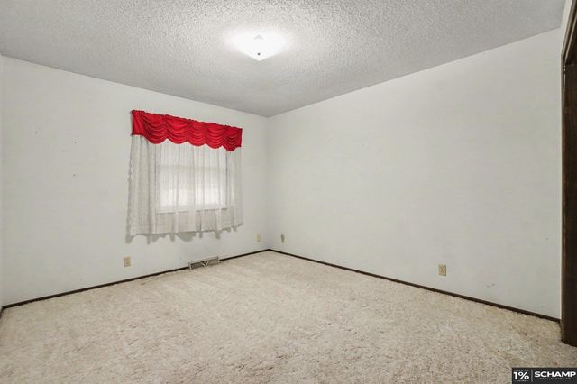 9518 Sherwood Circle, Bellevue, NE 68147