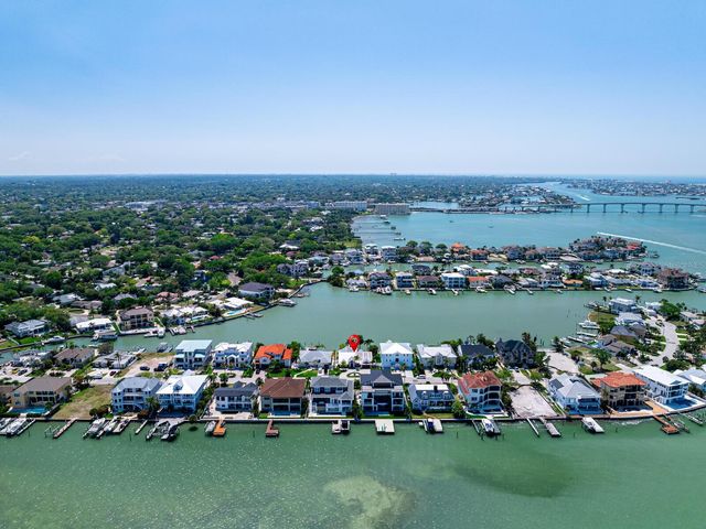 31 N PINE CIRCLE, Belleair, FL 33756