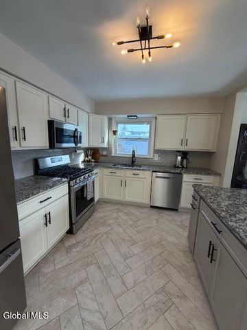 6 Stuyvesant Court, Milton, NY 12020