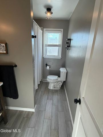 6 Stuyvesant Court, Milton, NY 12020