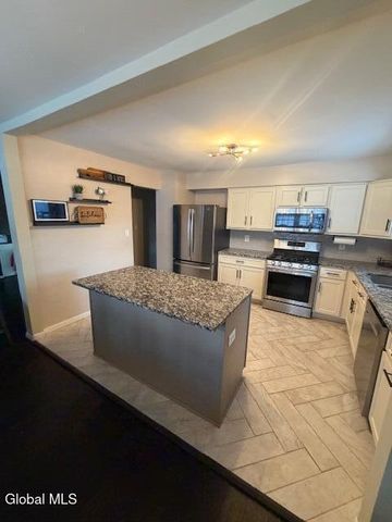 6 Stuyvesant Court, Milton, NY 12020