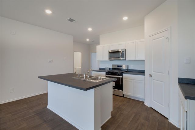 594 Arnold-A LOOP, Uhland, TX 78640