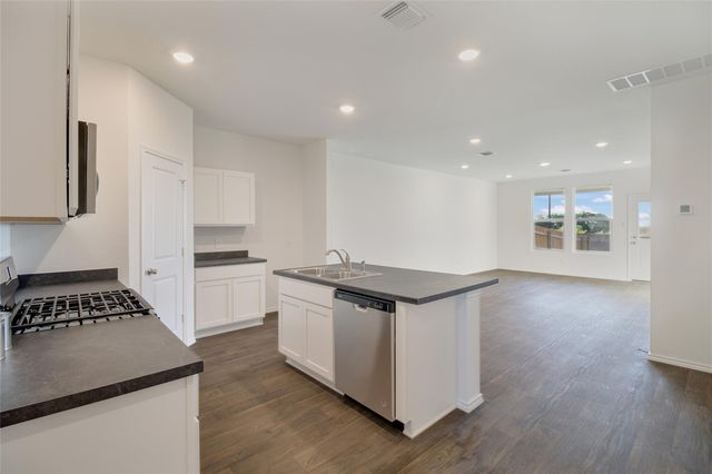 594 Arnold-A LOOP, Uhland, TX 78640