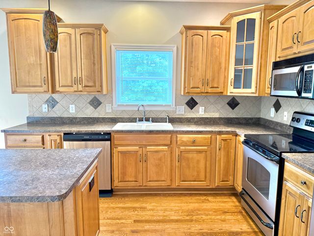 5263 Brooks Bend, Greenwood, IN 46143