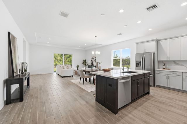 6883 68th Square, Vero Beach, FL 32967
