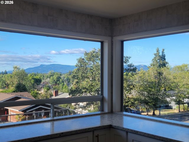 2460 W 21ST Ave, Eugene, OR 97405