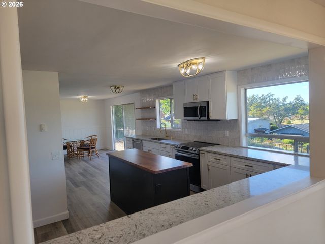 2460 W 21ST Ave, Eugene, OR 97405