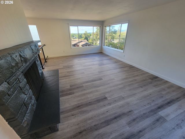 2460 W 21ST Ave, Eugene, OR 97405