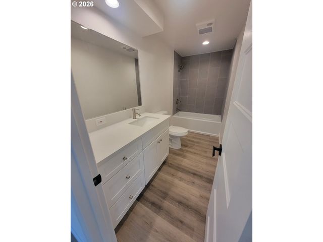 2460 W 21ST Ave, Eugene, OR 97405