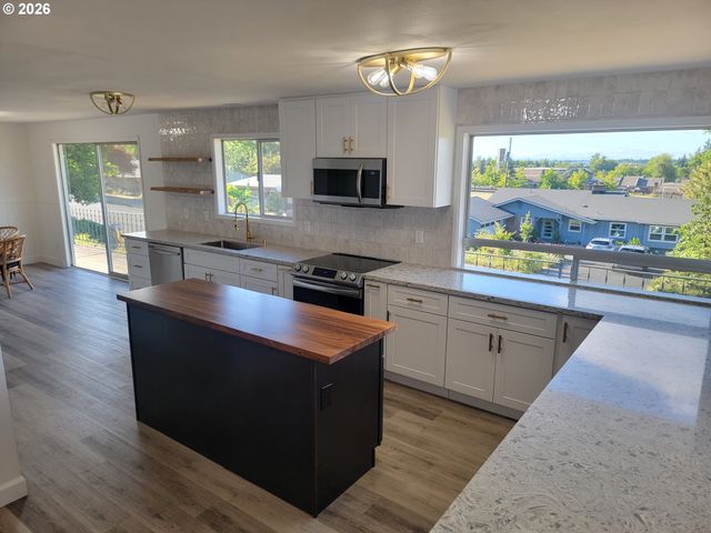 2460 W 21ST Ave, Eugene, OR 97405