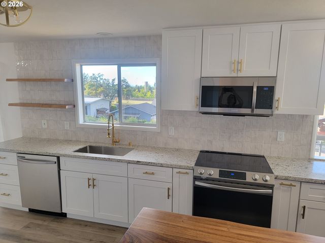 2460 W 21ST Ave, Eugene, OR 97405
