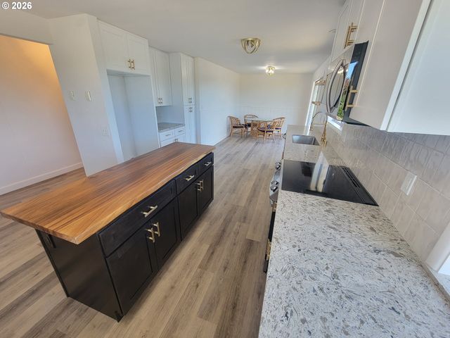 2460 W 21ST Ave, Eugene, OR 97405
