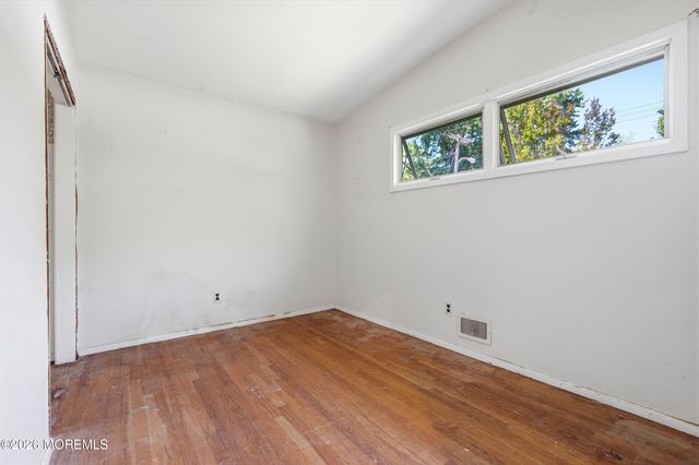 190 Parkview Terrace N, Middletown, NJ 07738