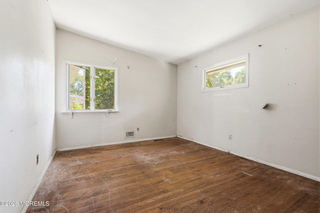 190 Parkview Terrace N, Middletown, NJ 07738