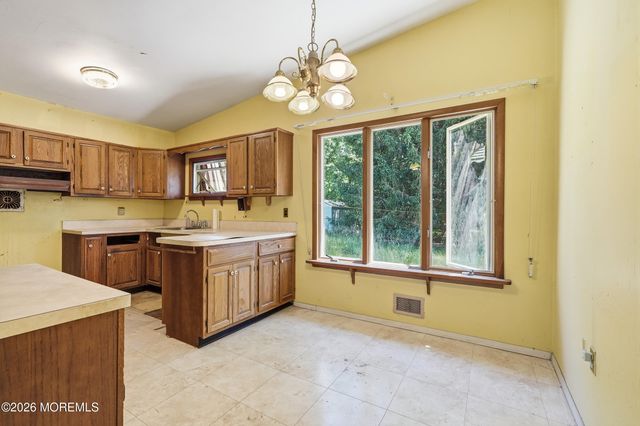 190 Parkview Terrace N, Middletown, NJ 07738
