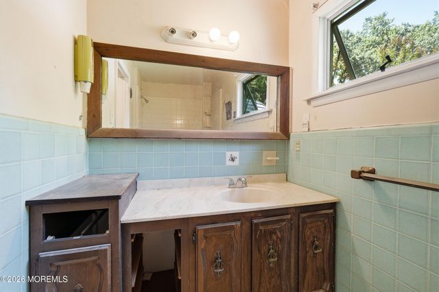 190 Parkview Terrace N, Middletown, NJ 07738