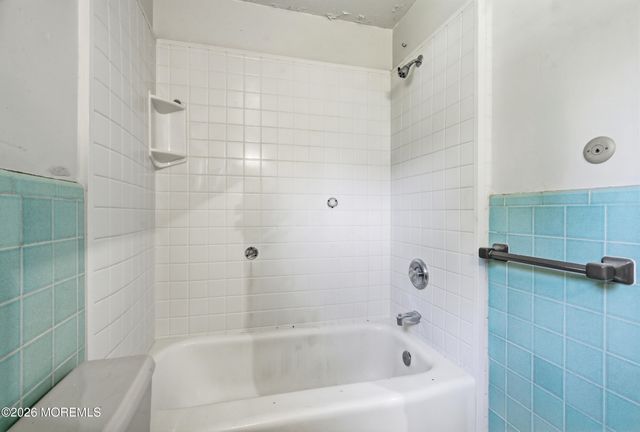 190 Parkview Terrace N, Middletown, NJ 07738
