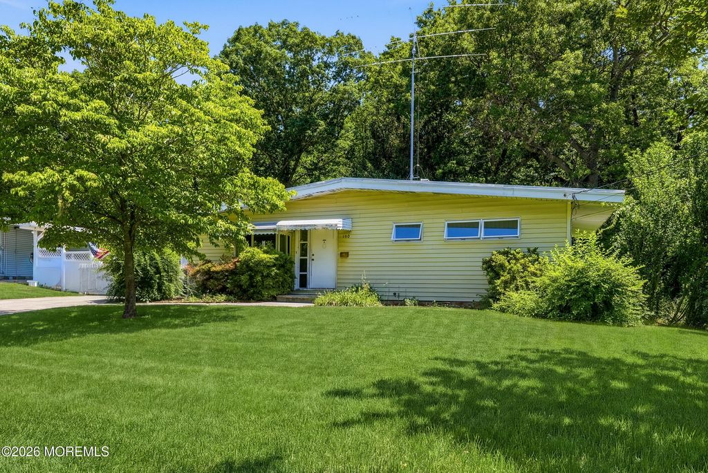 190 Parkview Terrace N, Middletown, NJ 07738