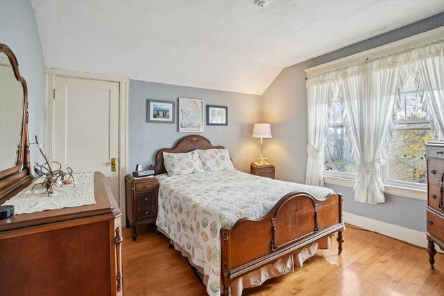 55 Standish St, Worcester, MA 01604