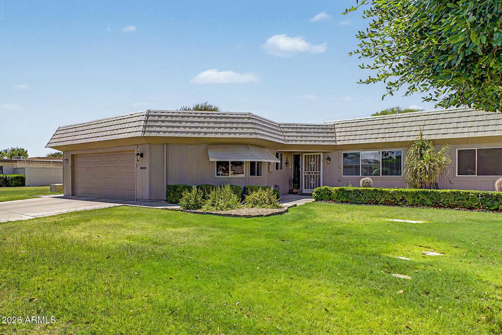 Image 2 of property listing at 10429 W HUTTON Drive, Sun City, AZ 85351